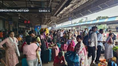 मथुरा स्टेशन।