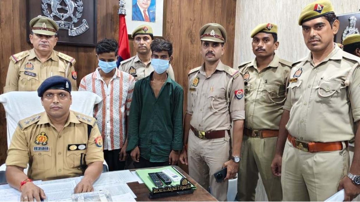 Varanasi police arrested two chain snatchers including Criminal with bounty of 25 thousand rupees