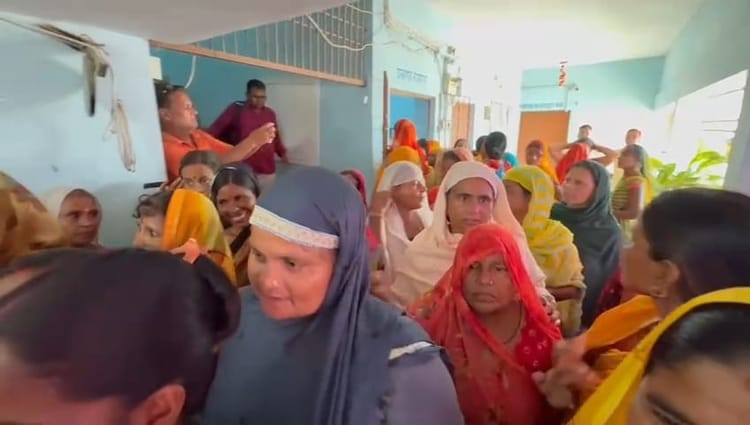 Bihar News: आवास योजना से नाम कटने पर महिलाओं का हंगामा, मुखिया के नेतृत्व में किया प्रदर्शन