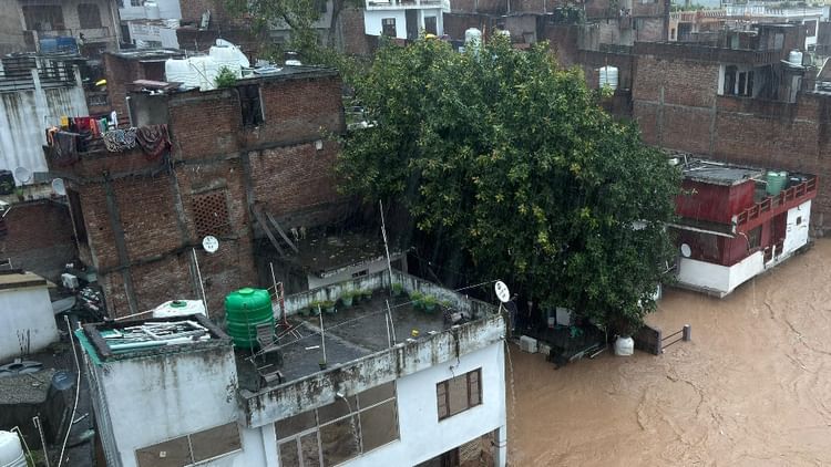 Rain Wreaks Havoc In Jammu Rajeev Colony Submerged Due To Tawi Floods,  Families Forced To Leave Their Houses - Amar Ujala Hindi News Live - जम्मू  में तबाही की बारिश:कोई सिर पर
