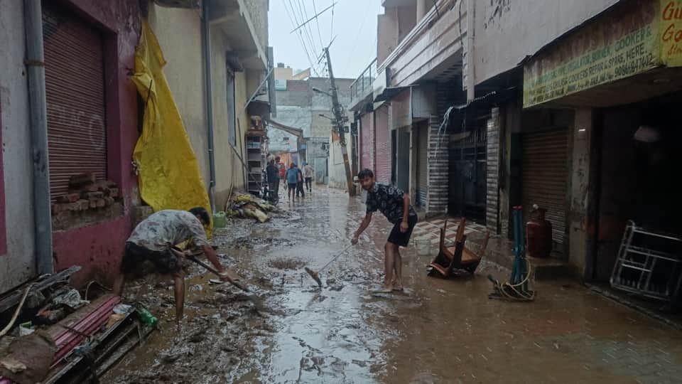 Rain wreaks havoc in Jammu Rajeev Colony submerged due to Tawi floods, families forced to leave their houses