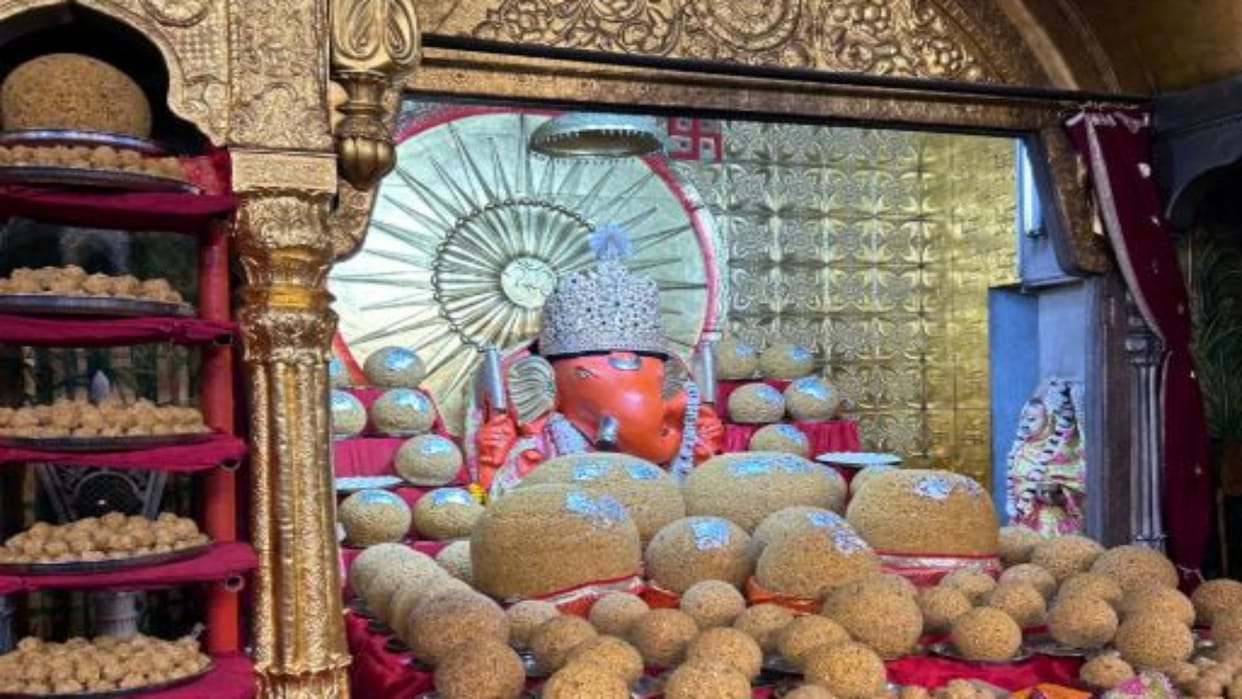Ganesh Chaturthi: Hundreds of Singles Flock to Ganpati Temple, Mehendi Distributed as Prasad of Marriage Hope