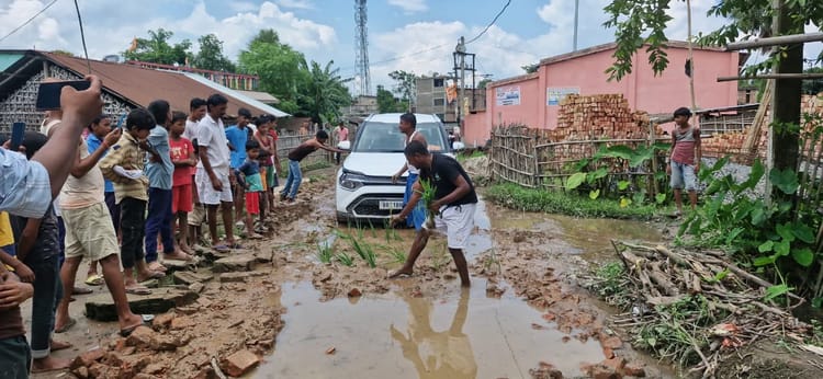 Bihar News: सड़क नहीं बनी तो ग्रामीणों ने रोपी धान, पूर्णिया में भाजपा विधायक के विकास की खुली पोल; जमकर विरोध