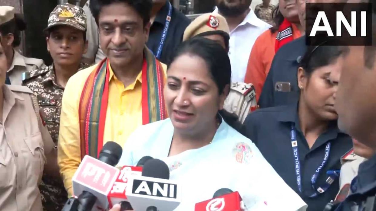 Delhi CM Rekha Gupta Offers Prayers at Pracheen Shiv Mandir on Ganesh Chaturthi