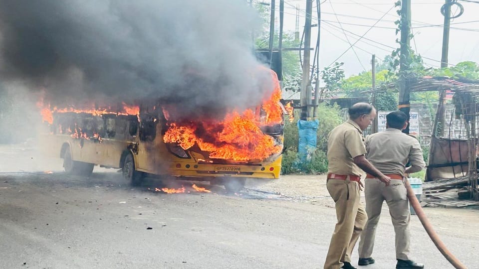 स्कूल बस  की सांकेतिक फोटो