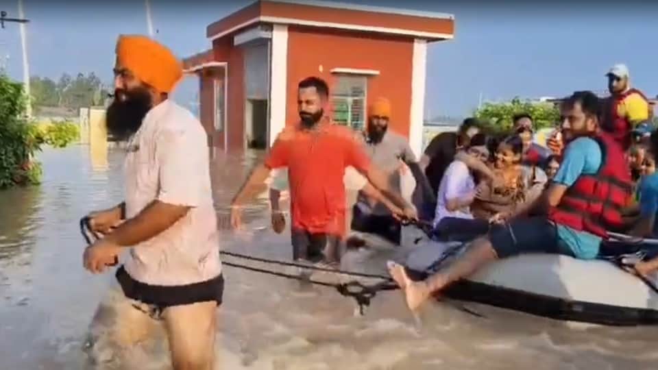 Flood in Gurdaspur Water entered Jawahar Navodaya Vidyalaya 400 students and 40 staff members stranded