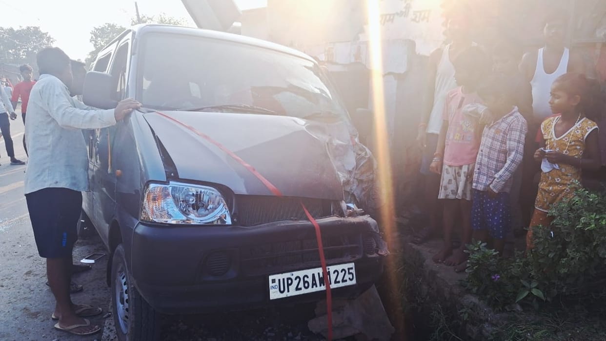 School van collided with electric pole 10 children injured in Pilibhit