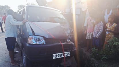 पीलीभीत में हादसा: बिजली के खंभे से टकराई स्कूल वैन, 10 बच्चे घायल... मंदिर की दीवार भी टूटी School van collided with electric pole 10 children injured in Pilibhit