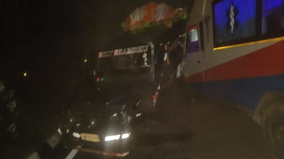 Ambulance collides with cruiser full of devotees chaos ensues on Agra-Lucknow Expressway