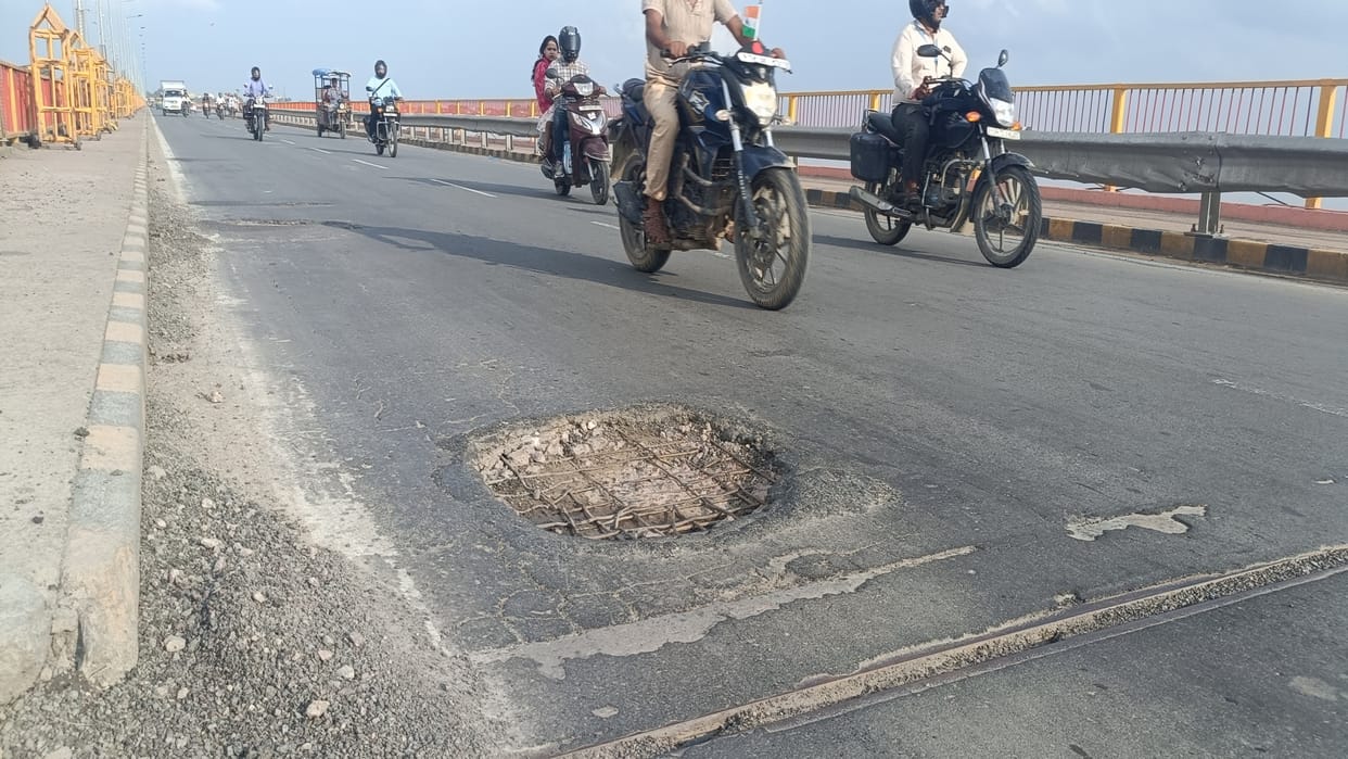 The road patching done on Shastri bridge got damaged in rain, iron rods became visible