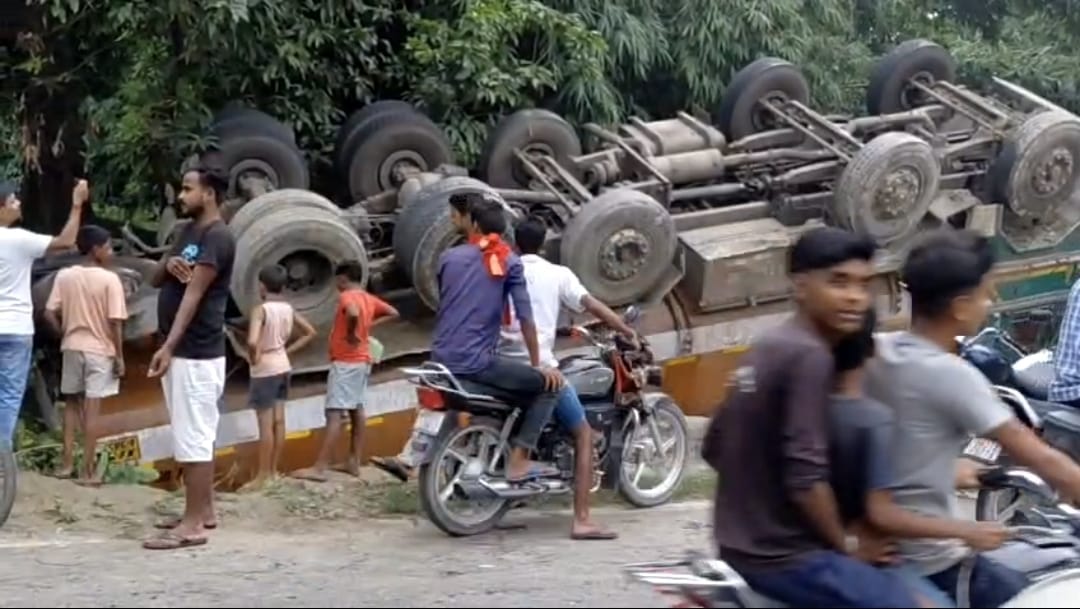 Bihar: Oil tanker going to Nepal overturned villagers saw the opportunity and ran away after filling the oil