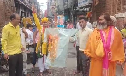 Mathura: टैरिफ नीतियों का विरोध...संतों ने फूंका अमेरिकी राष्ट्रपति का पुतला, स्वदेशी सामान अपनाने की अपील Sants and Brijvasis burnt effigy of Trump in Mathura due to tarrif war