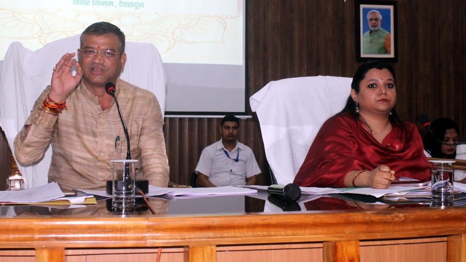 Dehradun Nagar Nigam board meeting lasted for 11 and a half hours, budget of Rs 329 crore passed amid uproar