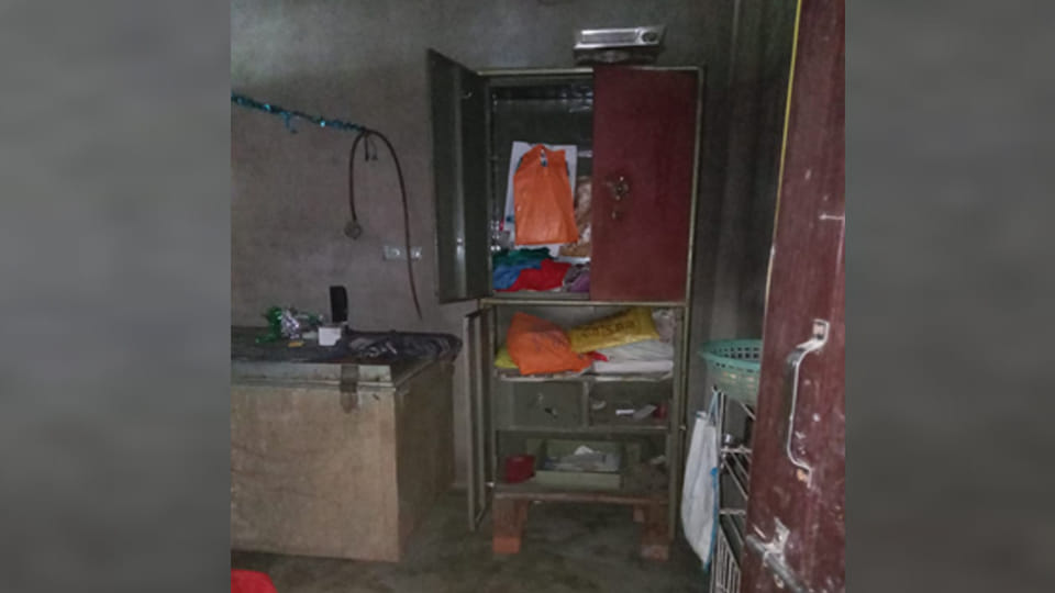 Kanpur: 9.5 lakhs including cash stolen from milkman's house, police investigating