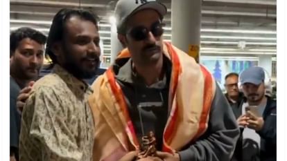 Viral Video: फैन से गिफ्ट लेने से पहले विक्की कौशल ने उतारे जूते, तारीफ में बोले यूजर्स- इसे कहते हैं संस्कार Vicky Kaushal removes shoes before accepting fan gift at airport wins praise for genuine sanskar