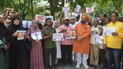 वाराणसी में डोनाल्ड ट्रंप के टैरिफ का विरोध करते व्यापारी।