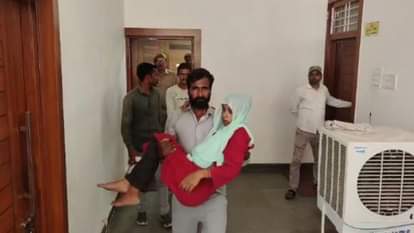 पत्नी को गोद में उठाकर ले जाता युवक