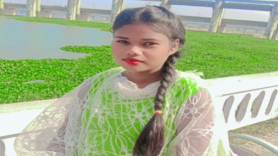 young girl sleeping with her mother was bitten by a poisonous snake Karishma died during treatment in Korba