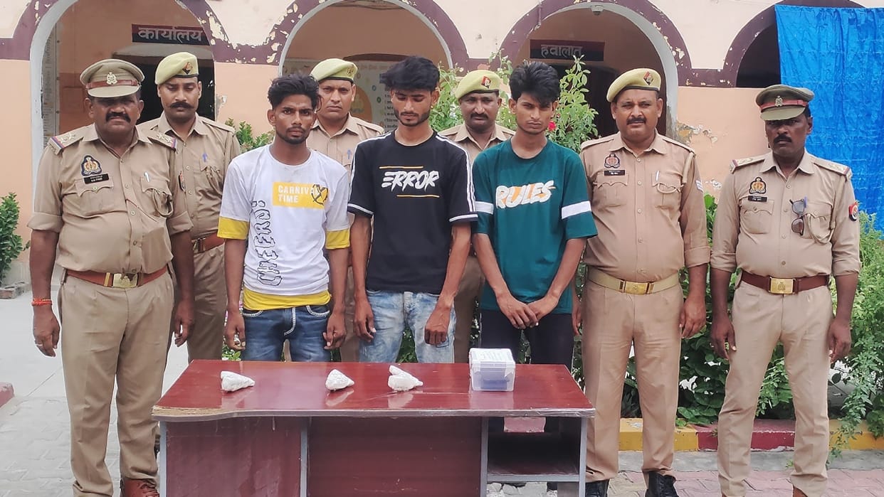 three miscreants arrested for robbing mobile phone in lakhimpur kheri
