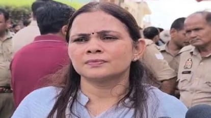 Baghpat: 'Ban on mobile phones for girls below 18 years of age', Women Commission member gives statement