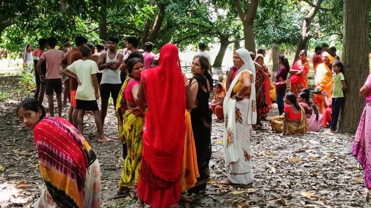 Bihar: dead Body of minor girl found hanging from tree murder case group abused maner bihta patna bihar police