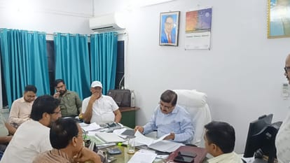 Jhansi: Union minister reached the electricity department office, said- a bill of Rs 500 is coming to Rs 1500