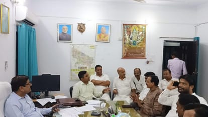 Jhansi: Union minister reached the electricity department office, said- a bill of Rs 500 is coming to Rs 1500