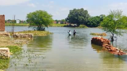 Mirzapur flooded for fourth time villages lost connectivity due to water flowing on road transportation boat