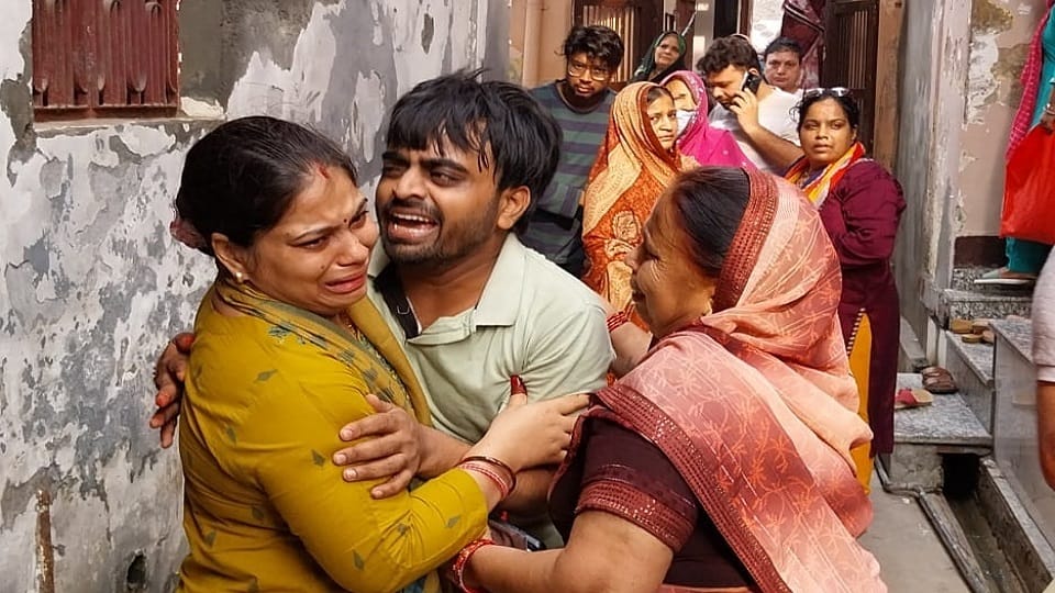 Baghpat: Chandni's dead body came from Jammu, family members cried bitterly, two sisters died in landslide