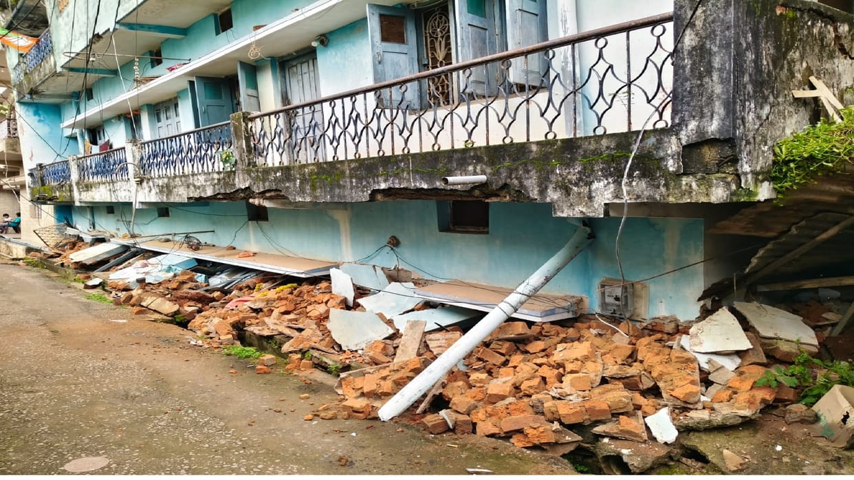 Havy Rain in Bastar division: A three-storey house collapsed in Jagjalpur, people, chhattisgarh weather