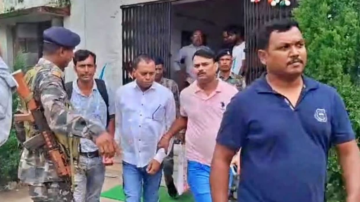 Jharkhand: ACB caught accountant red handed taking bribe in Gumla