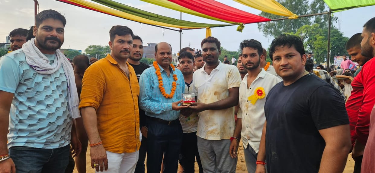 accused of robbery honored police officer in etah