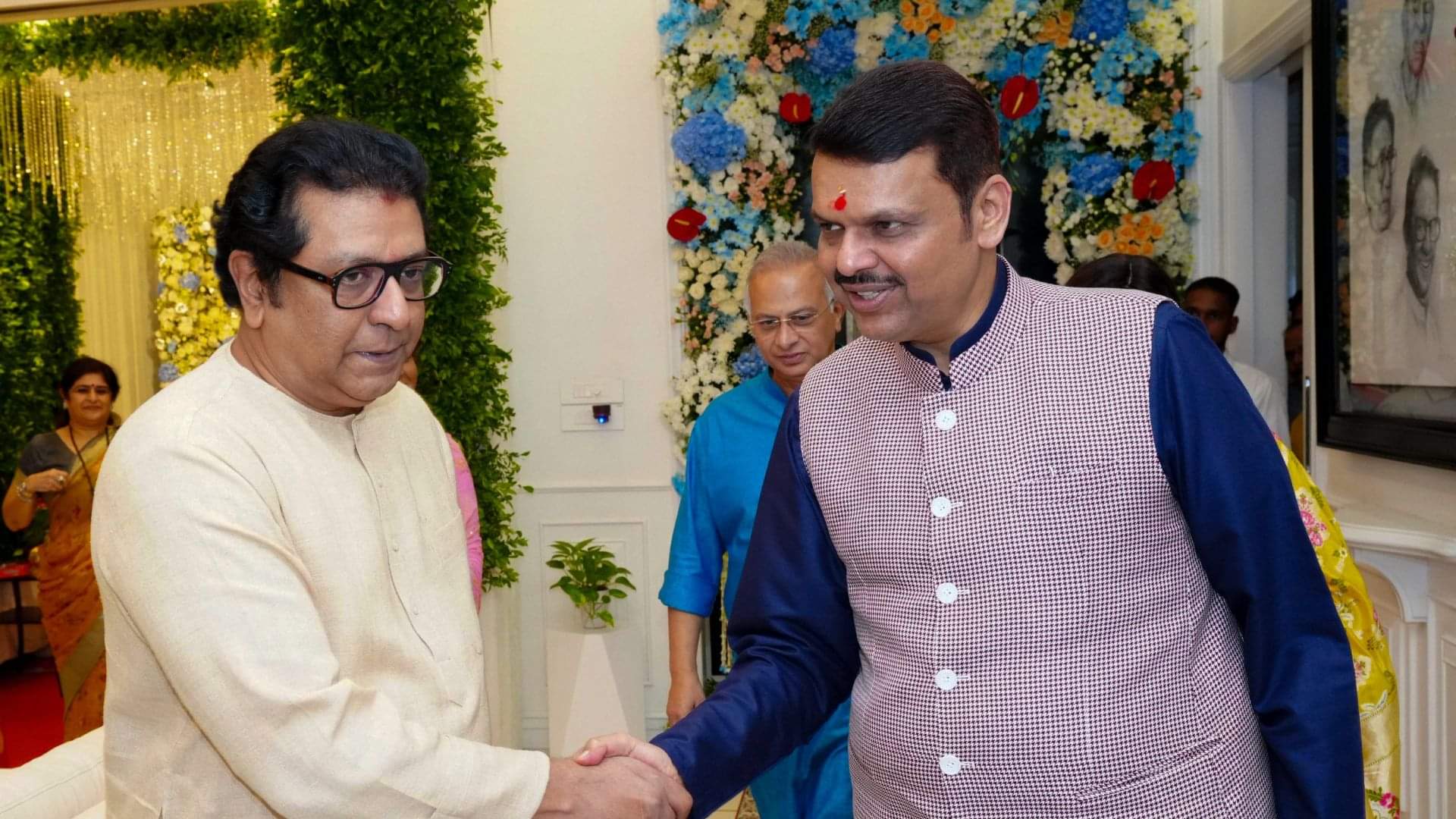 गणेश चतुर्थी पर राज ठाकरे के घर पहुंचे सीएम देवेंद्र फडणवीस