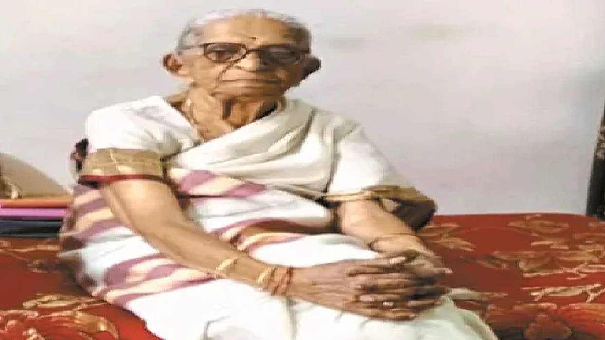 Raipur first woman MLA Rajnitai Upasane passed away at the age of 93
