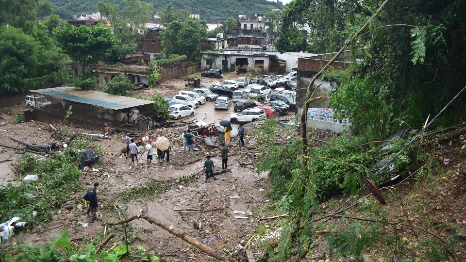 Jammu Landslide Tragedy Agra Family Hit by Debris on Vaishno Devi Route Know Details in Hindi