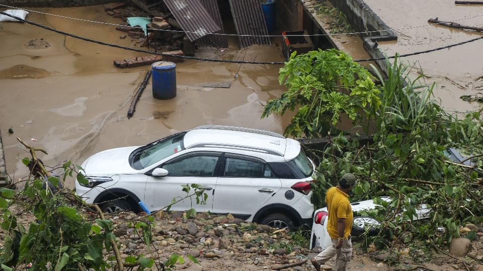 Weather havoc in Jammu and Kashmir, flood-like situation in Srinagar, Jhelum in spate