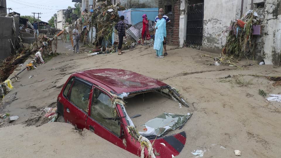 Top News: PM Modi reached China from Japan, rain wreaks havoc in Jammu No agreement on Maratha reservation