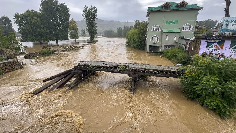 Heavy rains affect normal life in Jammu, house collapses in city Jammu