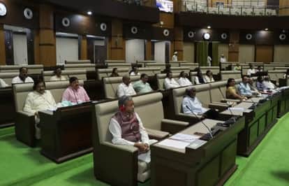 फाइल फोटो: विधानसभा सदन के अंदर बैठे हुए सदस्य।