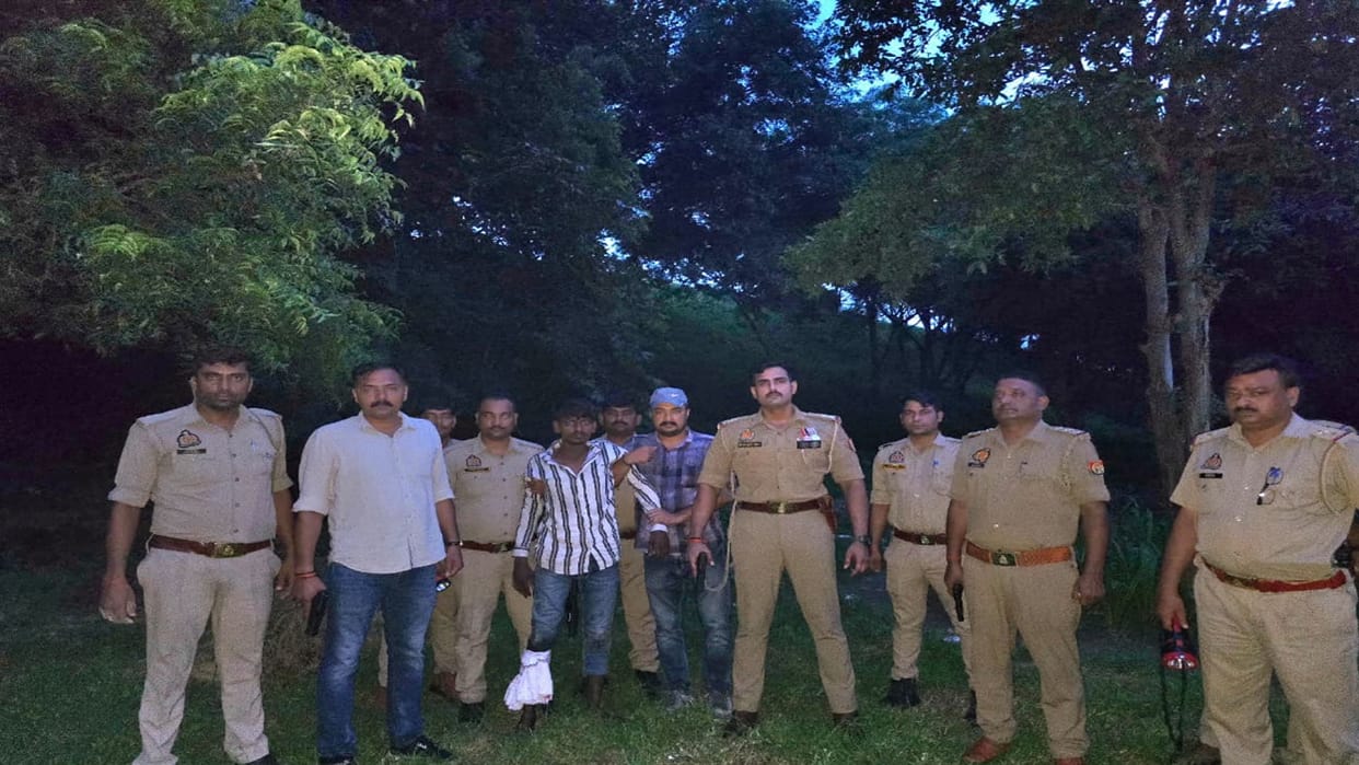 Kaushambi Accused of robbing a woman arrested after encounter, shot in the leg