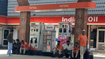 कुल्लू के गांधी नगर पेट्रोल पंप में तेल खत्म होने के बाद बैठे पंप कर्मी।