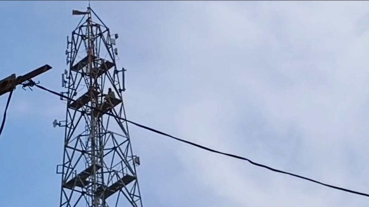 Man climbed mobile tower in chandauli