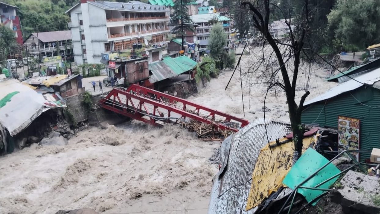 Manali Flood:मौसम खुलने के बाद पर्यटन मनाली से आईं तबाही की भयावह तस्वीरें,  देखें वीडियो - Manali Flood: After The Weather Cleared, Horrific Pictures  Of Devastation Came From Manali, See Video -