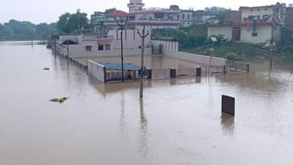 मिर्जापुर में बाढ़ का कहर...घरों में घुसा पानी।