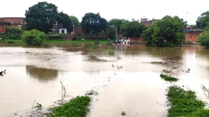 Mirzapur flooded for fourth time villages lost connectivity due to water flowing on road transportation boat