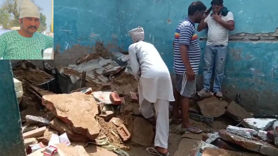 Roof of the house collapsed whole family got buried under rubble father of three children died in Barnala