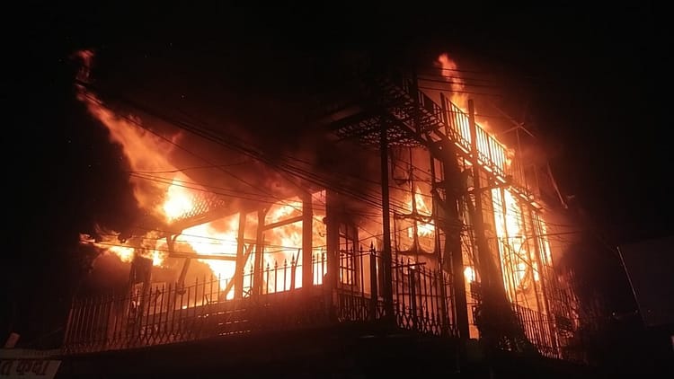 PHOTOS: चारों ओर धुआं...आग की लपटों ने डराया, तीन घंटे तक जिंदगी बचाने के लिए जद्दोजहद; जलकर एक महिला की मौत