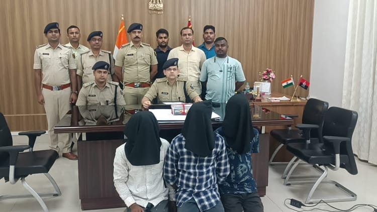 Bihar News: पुलिस ने टिट्टू धमाका गैंग के तीन लोगों को हथियार संग दबोचा, एसपी ने दी जानकारी