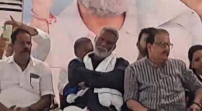 पूर्णिया से निर्दलीय सांसद पप्पू यादव मंच पर झपकी लेते हुए।