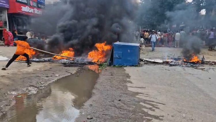 Bihar News: किशोरी के साथ गैंगरेप व हत्या के विरोध में ग्रामीणों का बवाल, आगजनी कर एनएच-30 किया जाम